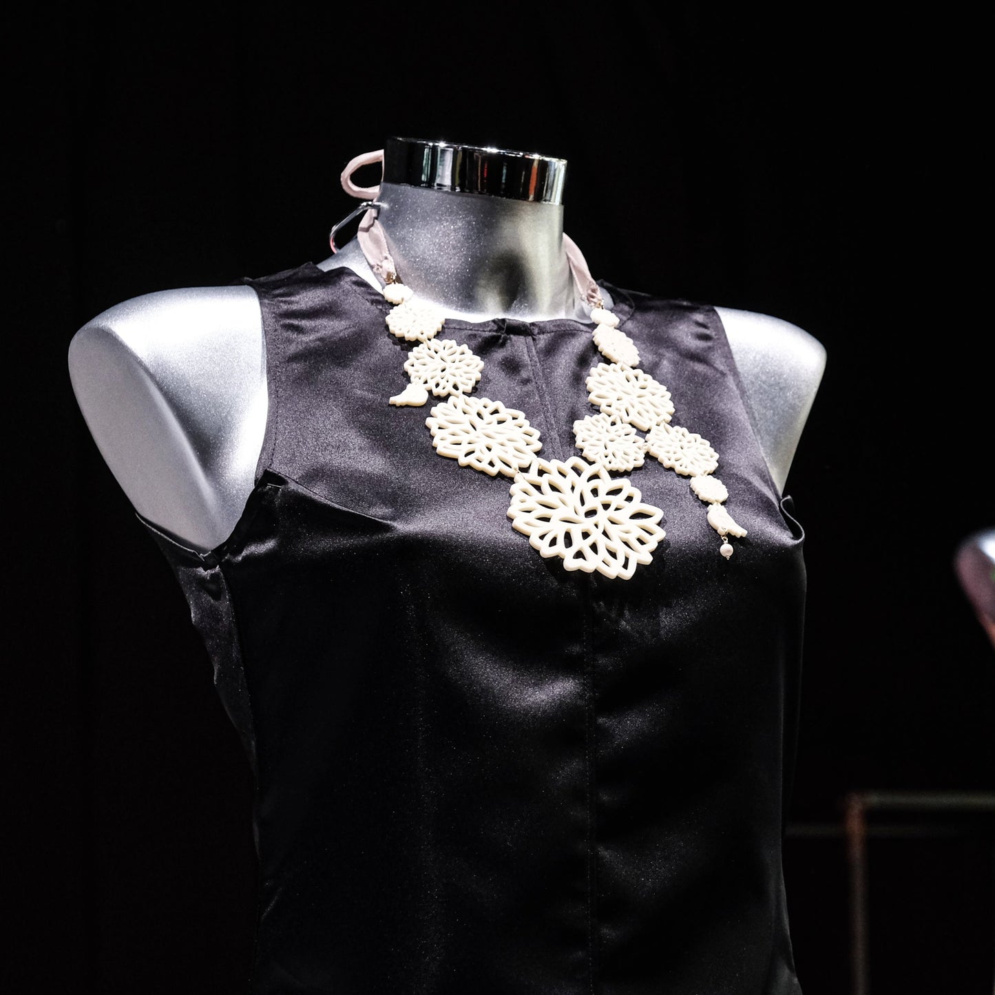 COLLAR PECTORAL MARFIL