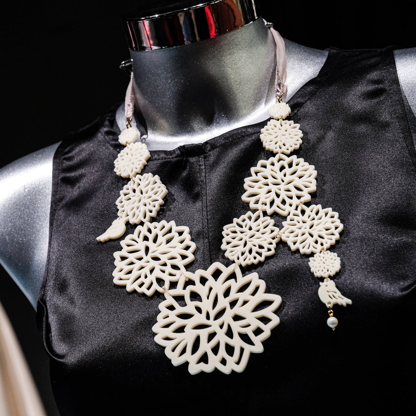 COLLAR PECTORAL MARFIL